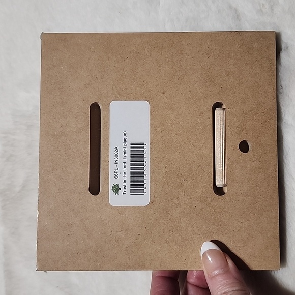 New In package TRUST IN THE LORD MINI PLAQUE. - Picture 3 of 4